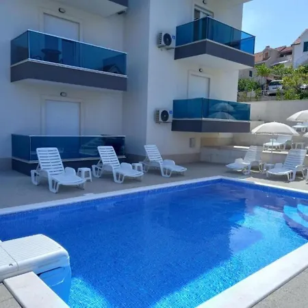 Ivan - Heated Pool Apartment Postira