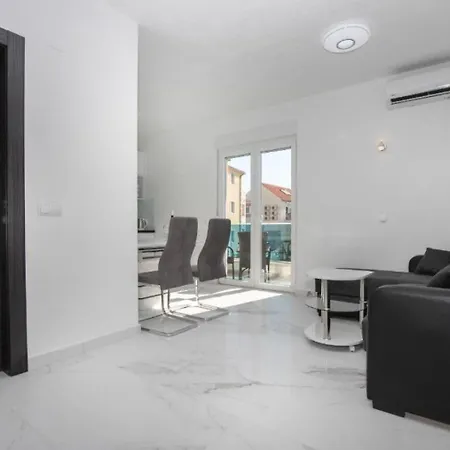 Ivan - Heated Pool Apartment