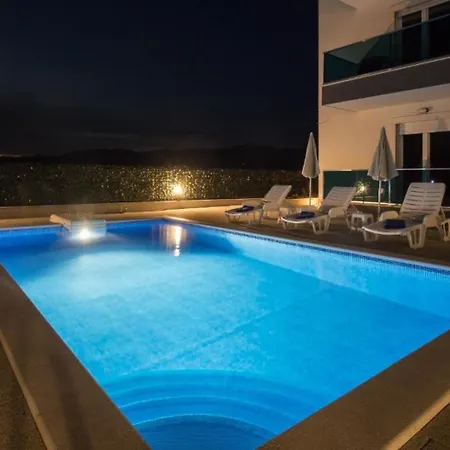 Ivan - Heated Pool Apartment