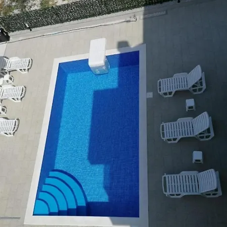 Ivan - Heated Pool Apartment