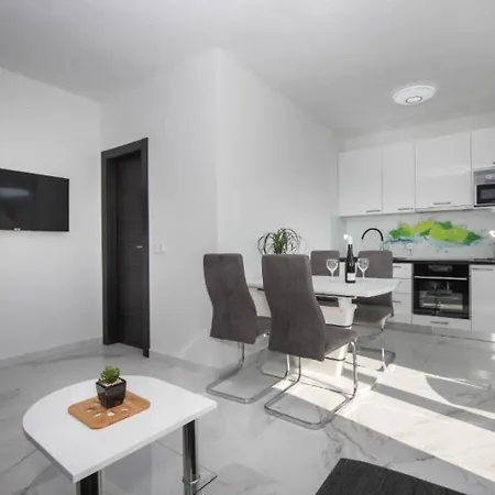 Ivan - Heated Pool Apartment Postira