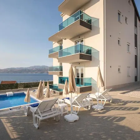 Ivan - Heated Pool Apartment