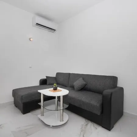Ivan - Heated Pool Apartment
